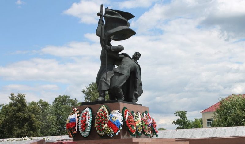 п. Томаровка Яковлевского городского округа. Памятник по улице Ватутина 2, установленный на братской могиле, в которой похоронено 542 советских воина, погибших в 1943 году.