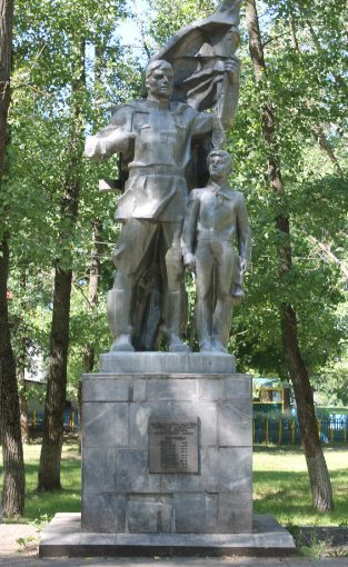 п. Яковлево. Памятник, установленный на братской могиле, в которой похоронено 244 советских воина, погибших в 1943 году.