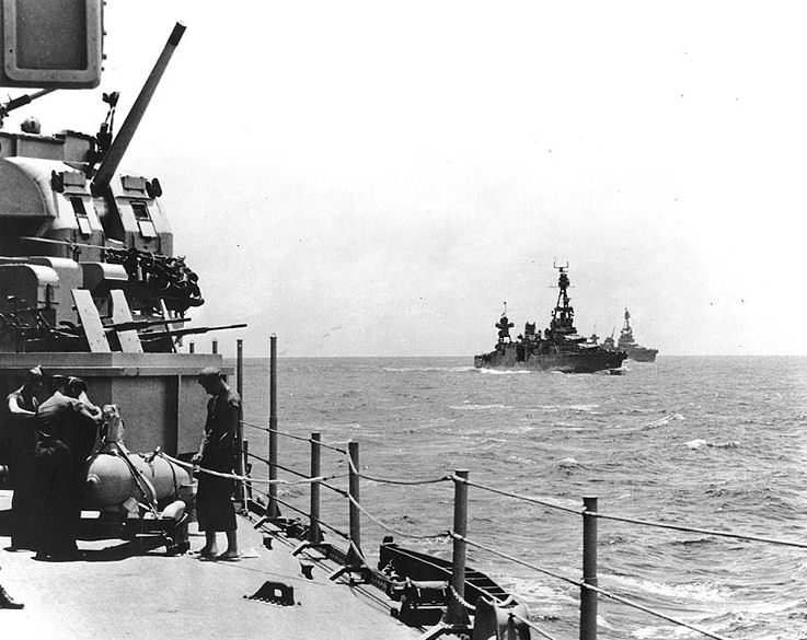 Американские крейсера на пути к Гуадалканалу.