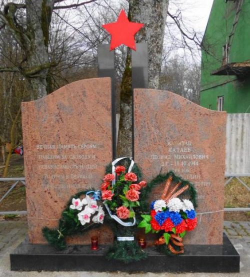 п. Говорово Неманского городского округа. Памятник, установленный на братской могиле советских воинов.