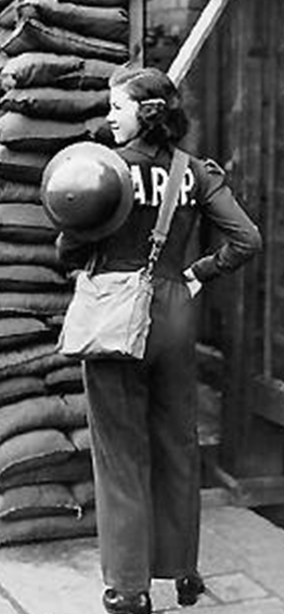 Женщина-наблюдатель противовоздушной обороны. 1941 г. 