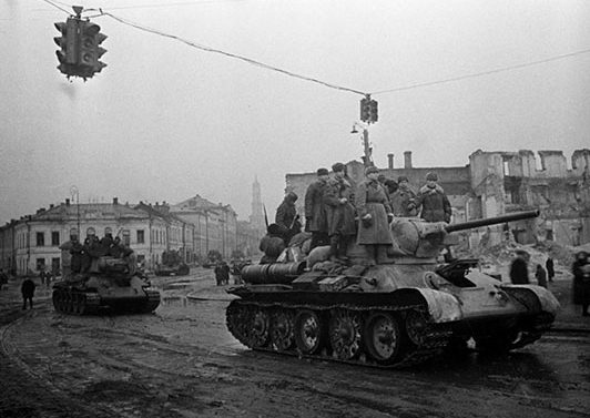 Советские войска на улицах освобожденного Харькова. 