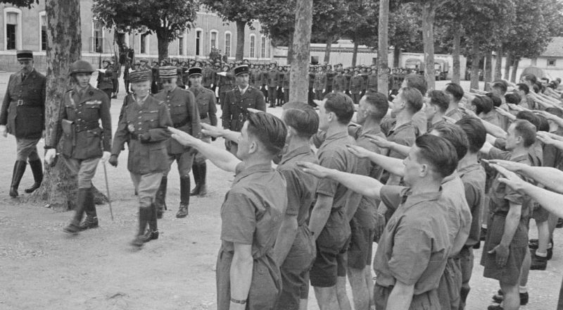 Генерал армии Шарль Хюнтцигер делает проверку драгунскому полку. Макон, август 1941 г.