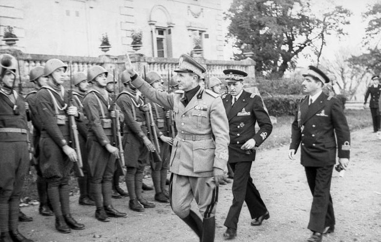 Итальянский генерал Дино Альфиери приветствует итальянских морских пехотинцев в оккупированной Франции. 