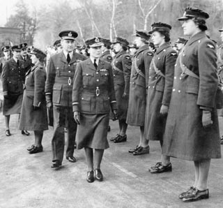 Осмотр служащих WAAF (Женское вспомогательное подразделение ВВС). 1939 г.