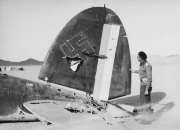 Сбитый британцами Heinkel He 111 с немецкими и иракскими опознавательными знаками. 