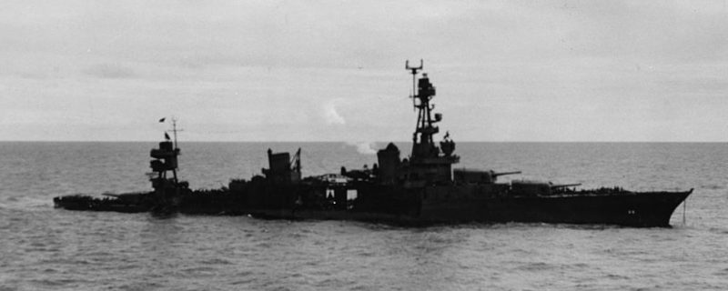 Поврежденный крейсер «Чикаго» после первой атаки.