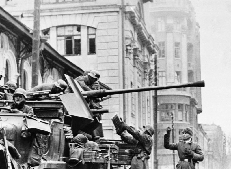  Немцы в обороне города.