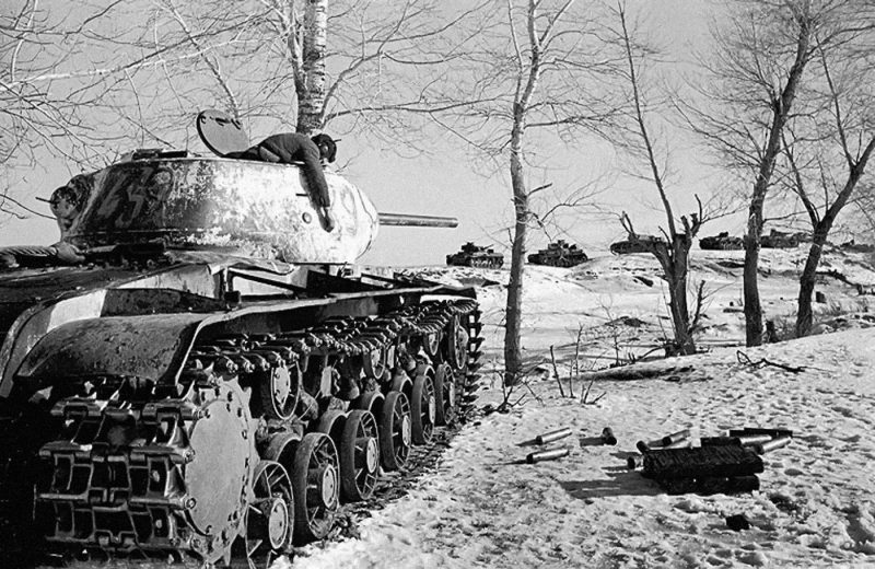 Расстрелявший немецкую колонну танк КВ-1С с погибшим экипажем.