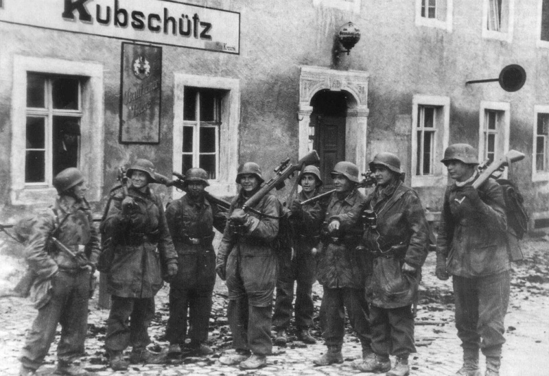 Солдаты дивизии «Герман Геринг» в Баутцене.