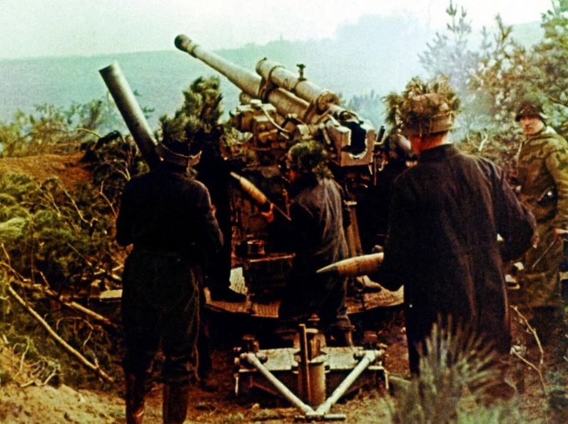 Расчет зенитного орудия FlaK M39 ведет огонь на Зееловских высотах. 