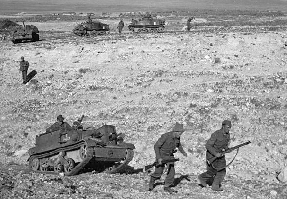 Британские солдаты занимают позиции для обороны в Тале. 