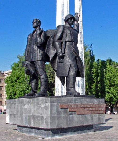 Скульптурная композиция «Солдат и рабочий».