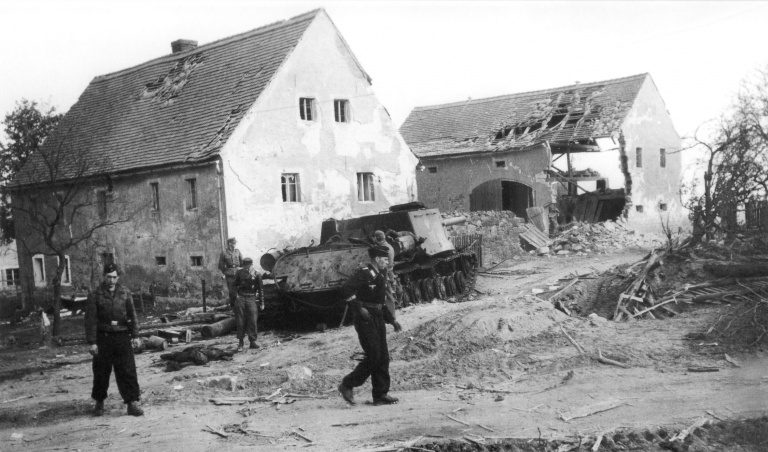 Солдаты дивизии «Герман Геринг» в Баутцене.