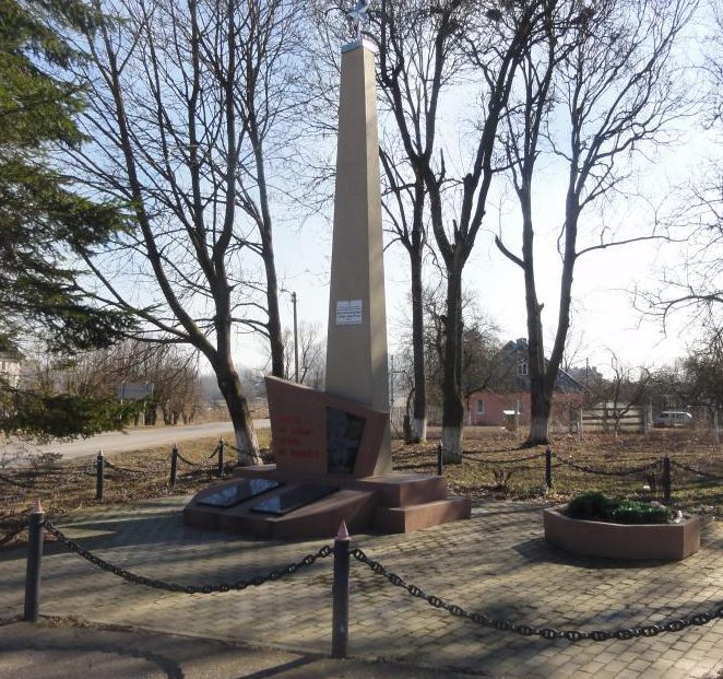 п. Канаш Неманского городского округа. Памятник, установленный в 1950 году на братской могиле, в которой похоронены советские воины.