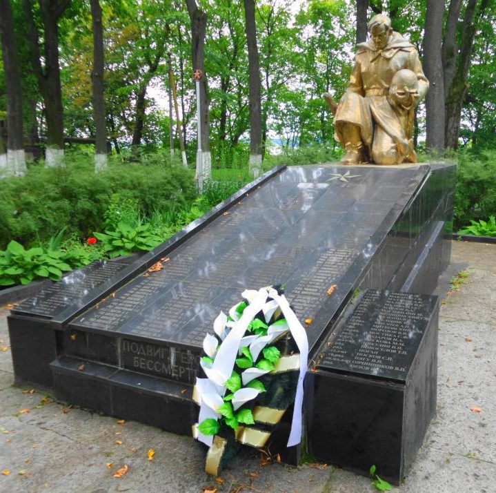 г. Неман. Братская могила, в которой захоронено 90 советских воинов, погибших при взятии города Рагнита в январе 1945 г. 