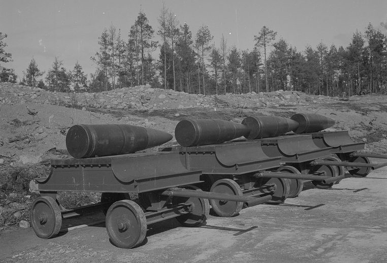 Снаряды 305-мм калибра к установке ТМ-3-12 на Ханко. 
