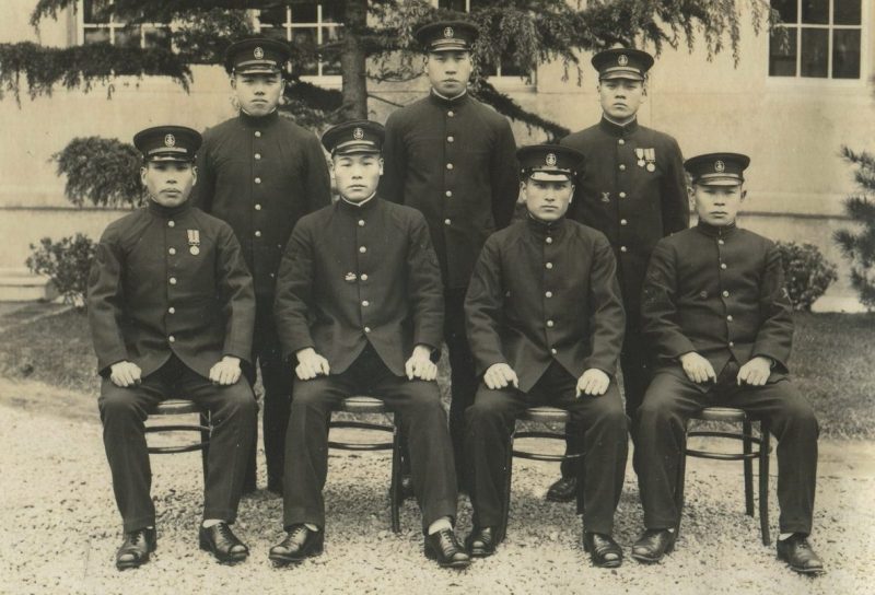 Парадная униформа морского офицера, которую носили и служащие Токкэйтай.