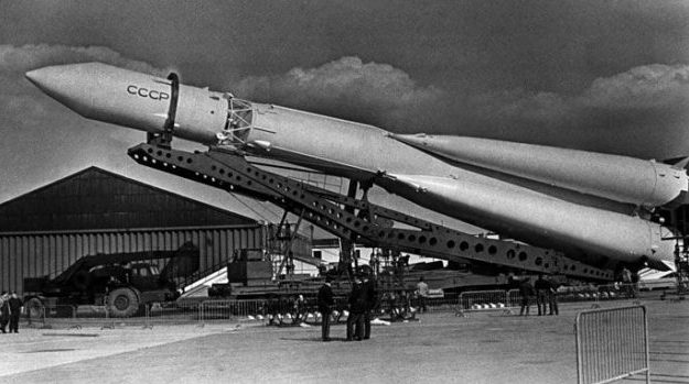 Р-7 двухступенчатая межконтинентальная баллистическая ракета с отделяющейся головной частью массой 3 тонны и дальностью полёта 8 тыс. км.
