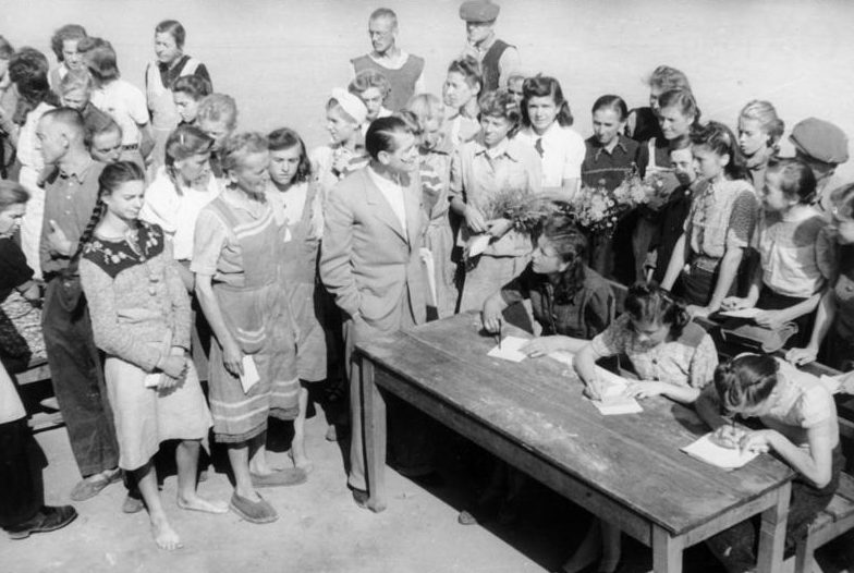 Репатриируемые из СССР немецкие женщины и девушки в карантинном лагере в Германии. Август 1947 г.