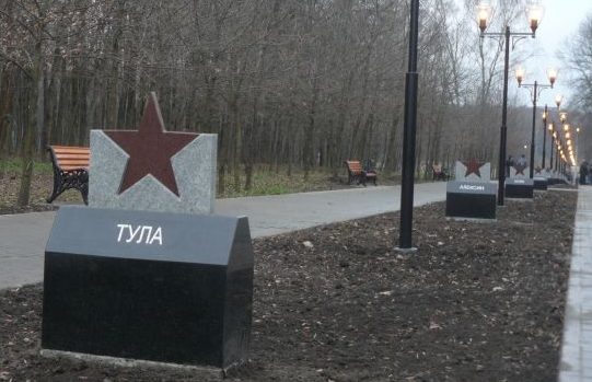 15 камней с наименованием городов Тульской области, принимавших участие в обороне Тулы.