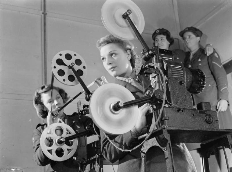 Сотрудницы ATS у кинопроектора. 1940 г.