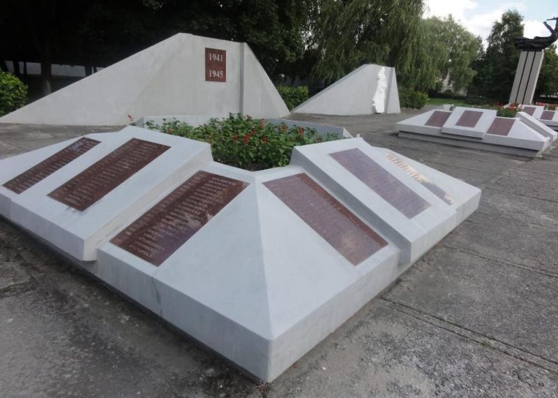 Бетонные надгробия с мемориальными плитами.