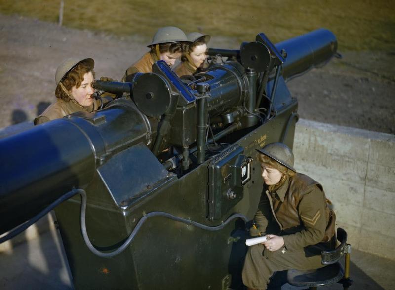 Сотрудницы ATS (Женский вспомогательный территориальный корпус) обслуживают дальномер.1940 г.