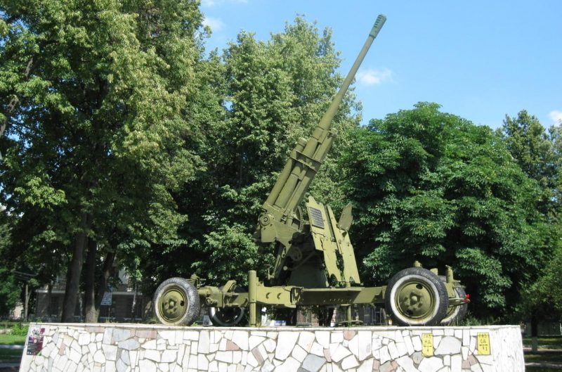г. Тула. Памятник воинам-зенитчикам 732-го зенитно-артиллерийского полка, установленный в 1966 году по проспекту Ленина.