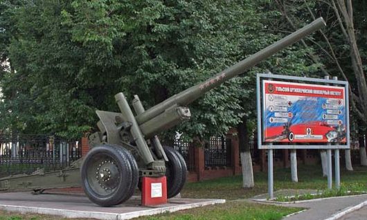 г. Тула. Корпусные 122 мм пушки у входа в Тульский артиллерийский институт.