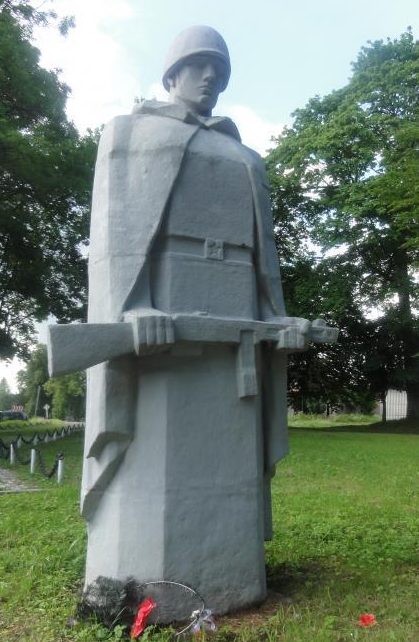 Скульптура воина на мемориале. 