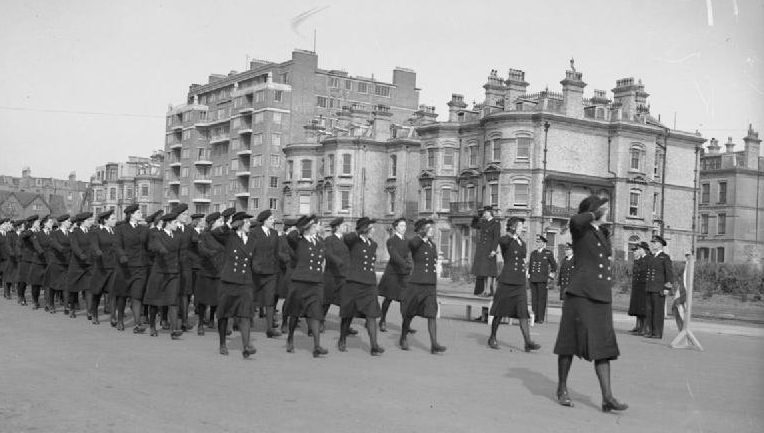Прохождение строем служащих WRNS в Шорхэме. 1940 г. 