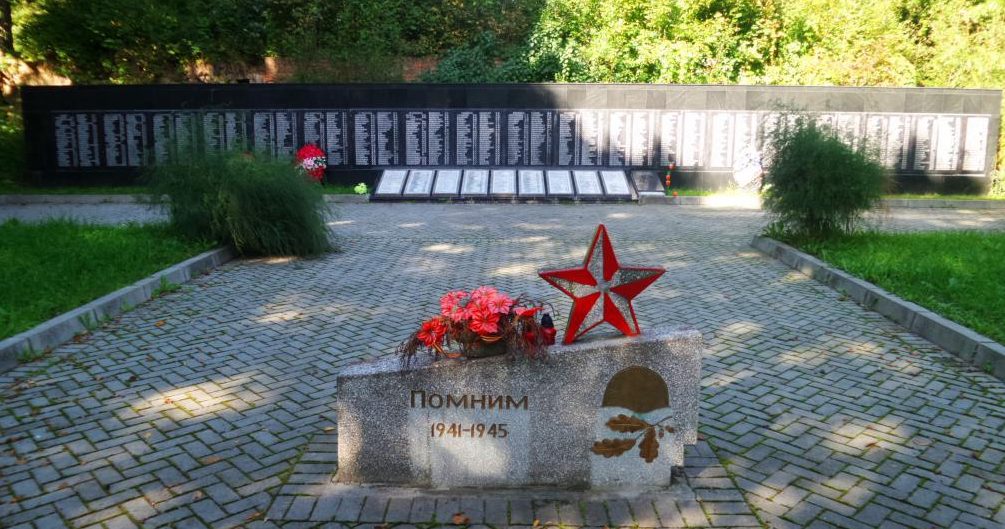 п. Фурмановка Нестеровского городского округа. Мемориал по улице Центральной, установленный в 1955 году на братской могиле, в которой похоронено 2 тысячи советских воинов, погибших в октябре 1944 года.