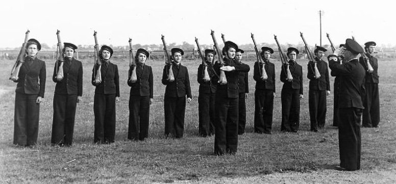 Стрелковые занятия служащих WRNS. 1940 г. 