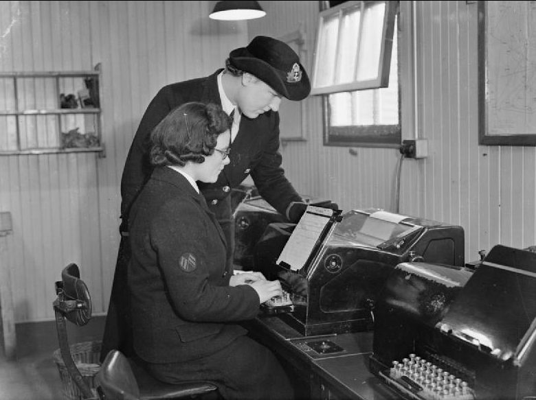 Служащие WRNS за телепринтером на военно-воздушной станции флота.1940 г. 