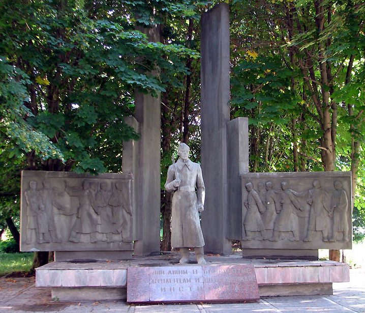 г. Тула. Памятник, установленный в 1985 году, студентам и сотрудникам Тульского политехнического института, погибшим в годы войны.