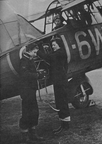 Девушки из WRNS (Женская вспомогательная служба ВМС) на обслуживании самолета. 1940 г. 