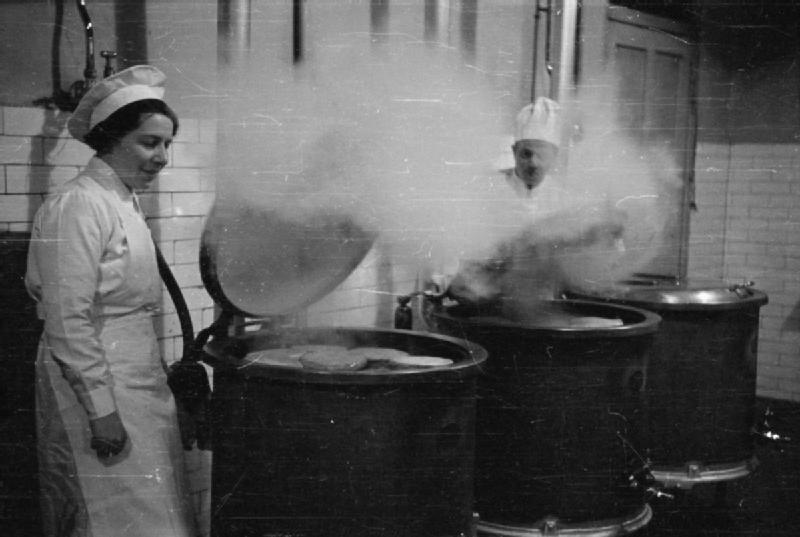 Служащие из WRNS готовят пищу на кухне военно-морской базы. 1940 г. 