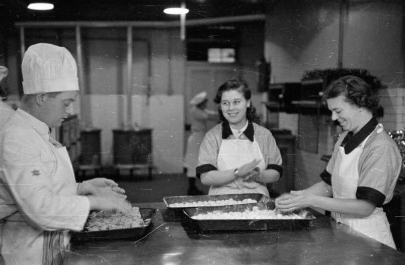 Служащие из WRNS готовят пищу на кухне военно-морской базы. 1940 г. 