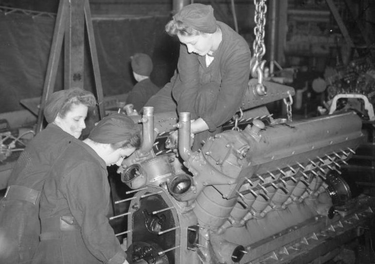 Служащие из WRNS на ремонтных работах. 1940 г.