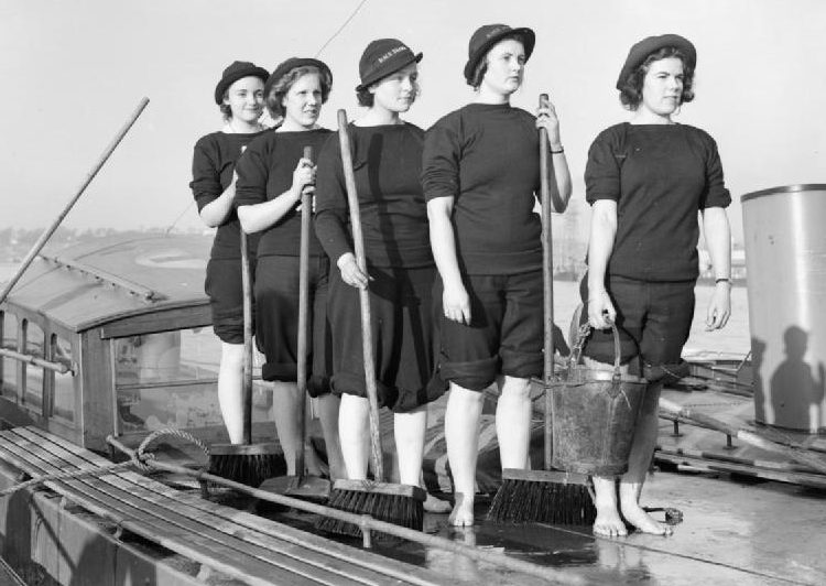Служащие из WRNS убирают катер. 1940 г