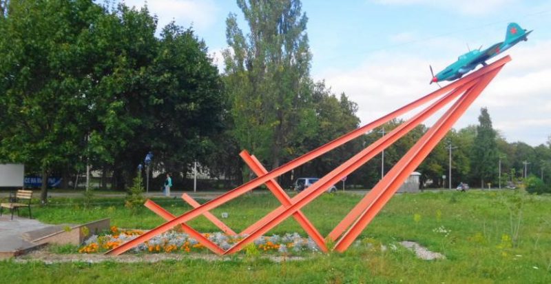 г. Пионерский. Памятный знак самолету Ил-2, установленный по улице Шаманова.