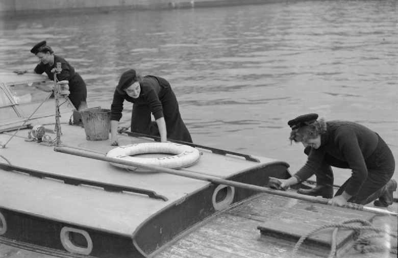 Служащие из WRNS убирают катер. 1940 г