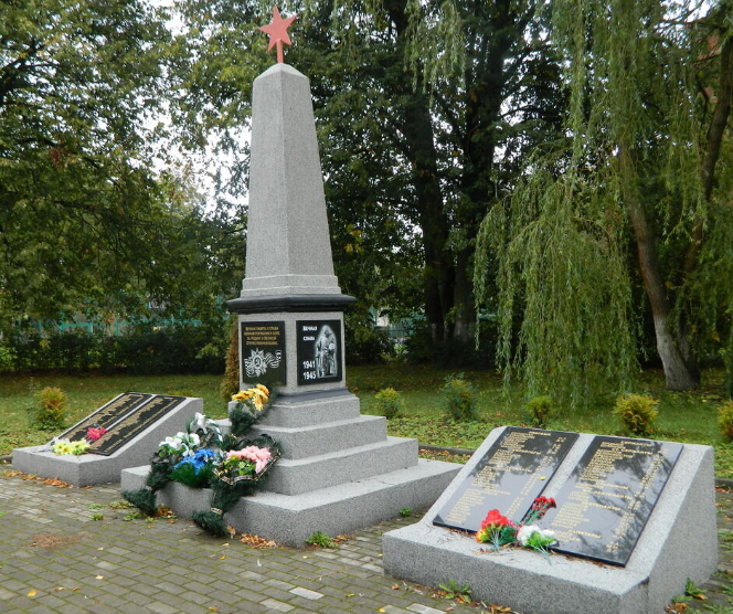 п. Залесье Полесского городского округа. Мемориал по улице Большаковской, установленный в 1948 году у братских могил, в которых похоронено 90 советских воинов, погибших в январе 1945 года.