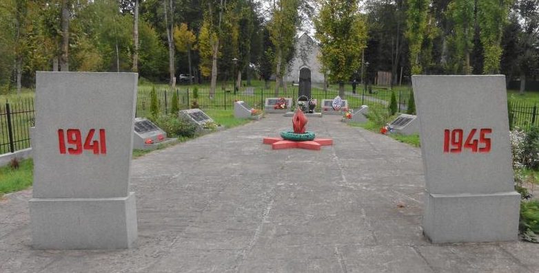 п. Саранское Полесского городского округа. Памятник по улице Центральной, установленный в 1948 году у братских могил, в которых похоронено 240 советских воинов, погибших в январе 1945 года,
