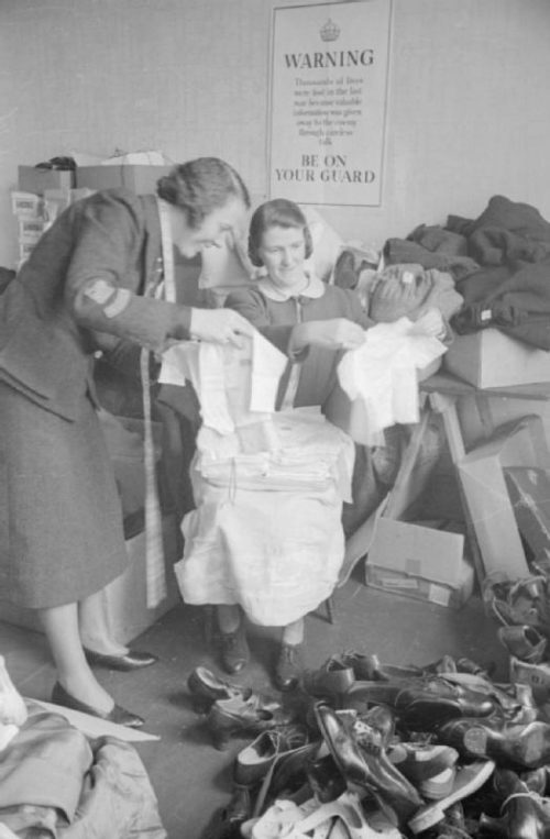 Сотрудницы WVS сортируют детскую одежду, поступившую из США. 1941 г.