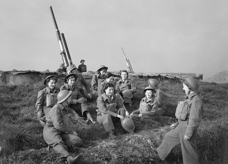 Женщины из ATS у 3,7-дюймового зенитного орудия. 1941 г.
