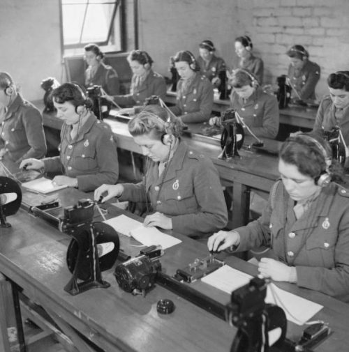 Операторы ATS изучают азбуку Морзе в специальном батальоне в Троубридже. 1941 г.