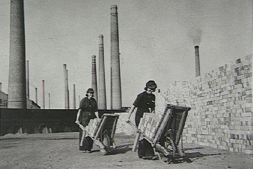 Женщины-работницы на кирпичном заводе в Лондоне. 1941 г. 