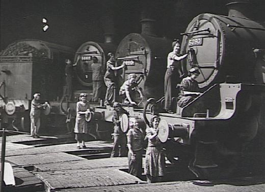Женщины ARP чистят паровозы Железнодорожной компании Великобритании. 1941 г.
